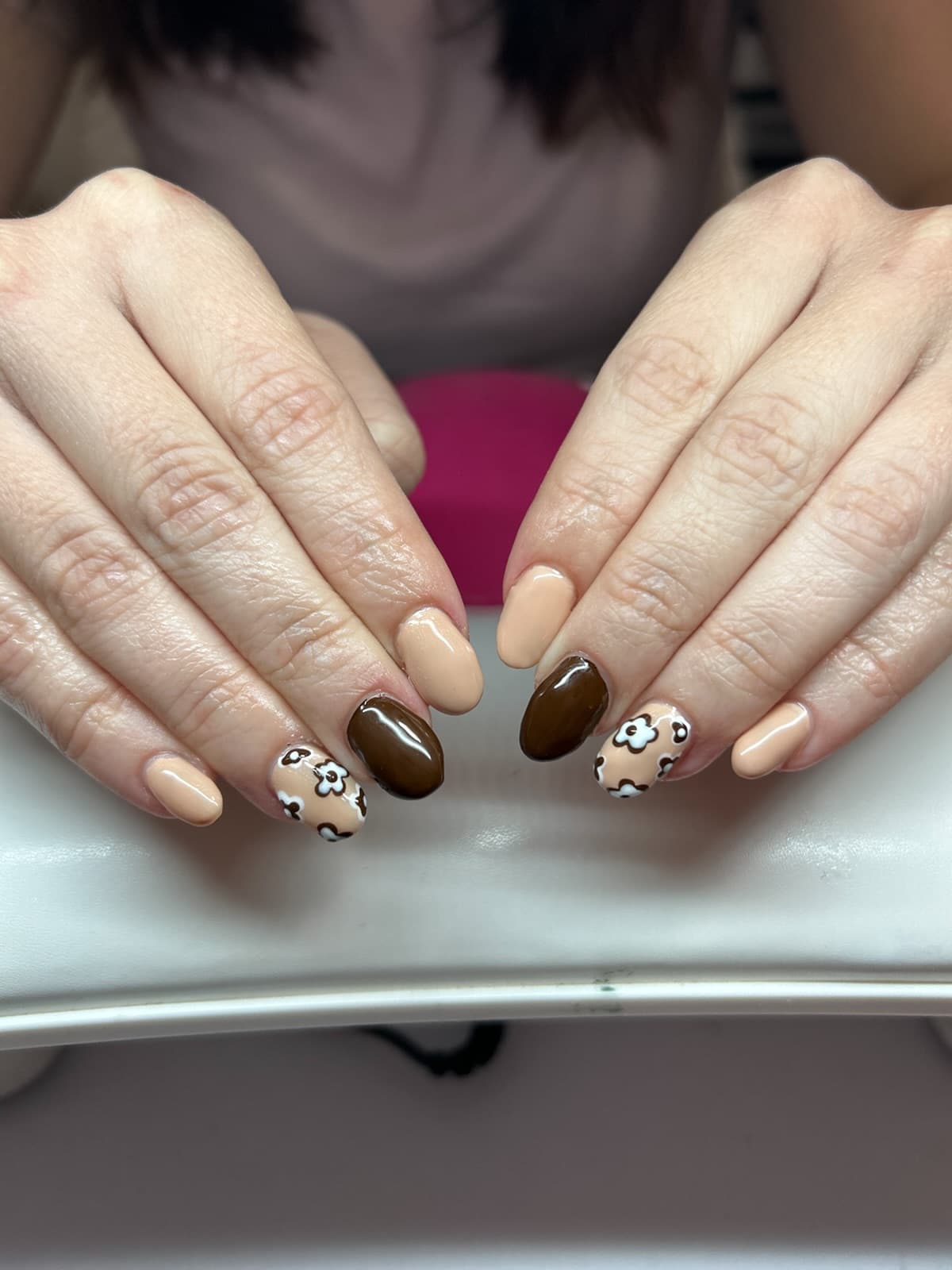 Short oval nails alternating caramel nude, chocolate brown and retro white daisies outlined in brown